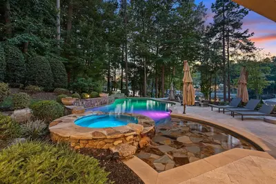 Image de Livin' Large by SoCharm | Luxury Lakefront Home w/Pool/Hot Tub| Sleeps 20