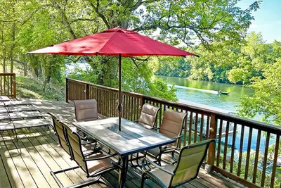 Image de Beautiful Lakefront Home - Private Boat Dock & Hot Tub - 5 Min to Branson Landing!