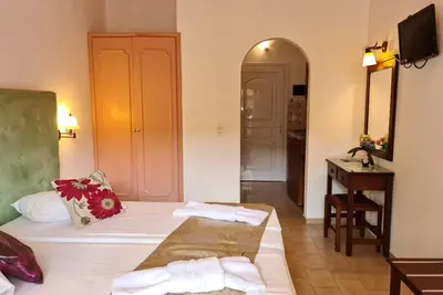 Image de Studio \"Galini Studios 1\" près de la plage avec Wi-Fi, climatisation et balcon
