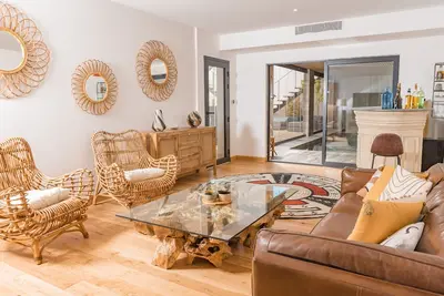 Image de Villa avec piscine intérieure chauffée