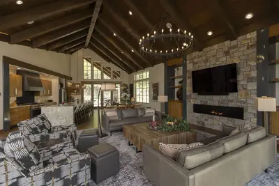 Image de One-of-a-Kind Luxury Home - Hot Tub, Firepit, Views - 8 Min to Purg