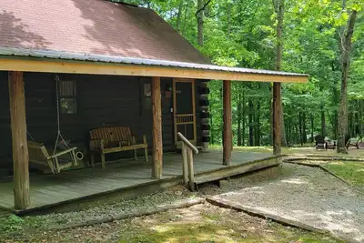 Image de Enjoy a Hot Tub and a peaceful Cabin out in the country at High Ridge Cabins.