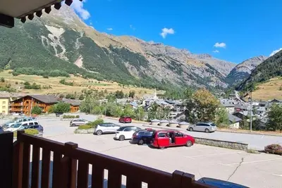 Image de 300m du centre station, 1er étage, vue village, balcon, télévision, casier à ski, 27m²