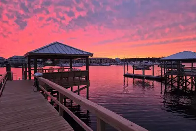 Image de Sprawling Sound Front Home w Boat Slip