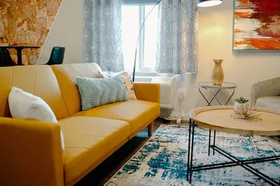 Image de Suite #5 Modern One Bed w/Balcony in Midtown!