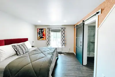Image de Suite #6 Modern One Bed w/Balcony in Midtown!