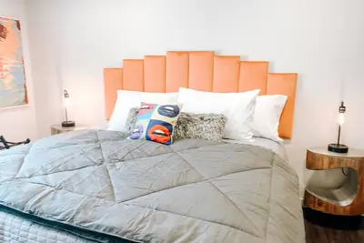 Image de Suite #8 Modern One Bed w/Balcony in Midtown!
