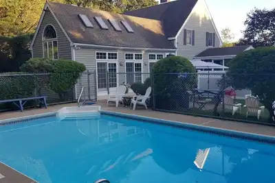 Image de Relaxing private poolside retreat 5 minutes from the beach!