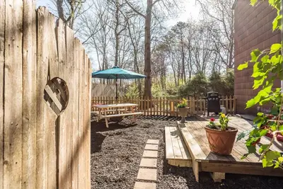 Image de Guest Suite W\/ Boat Rental and Backyard!