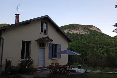 Image de grande maison au clame et en pleine nature, vue imprenable!