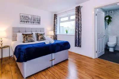 Image de Spacious 4 Bedroom Chester Home with parking.