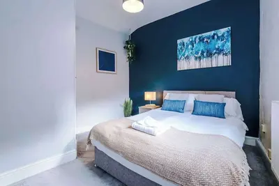 Image de Recently Refurbished/ 4 Bed Close to Train Station