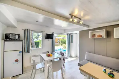 Image de Mobil-Home Bois Premium 30m² 2 chambres + terrasse semi-couverte + Tv + Clim 4 personnes