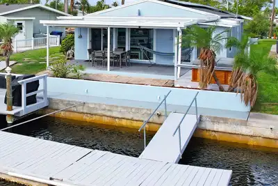 Image de The BoatHouse: Bright Beautiful Home w/ Hot Tub, Kayaks and Boat Dock