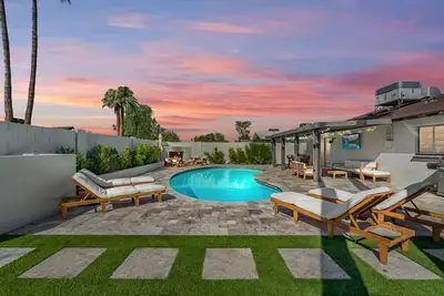 Image de Luxe Life • Heated Pool • Cabana • Games •Old Town