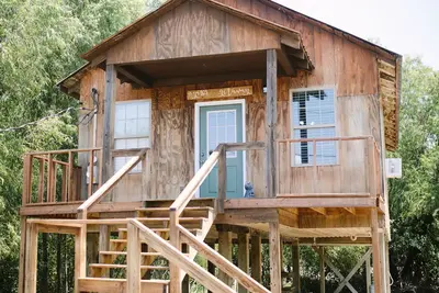 Image de Cozy cabin stay in the Louisiana swamp