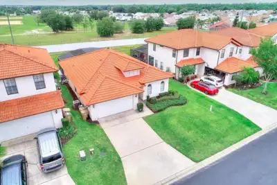 Image de Pool home with south facing deck in gated resort with amenities