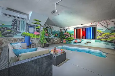 Image de Luxury Honeymoon Cabin with Private Indoor Pool, Arcade, Hot Tub, Bbq