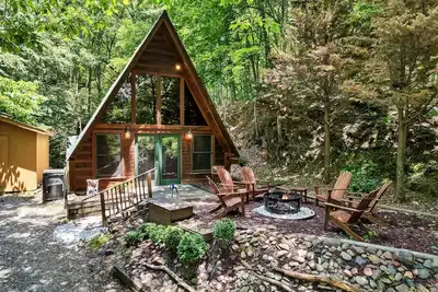 Image de Cozy Bear Cabin- Great Location & Hot Tub!
