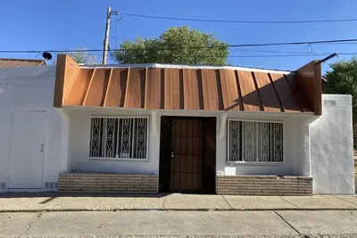Image de Unique spacious home with local history. Close to historic downtown,