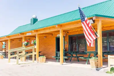 Image de #15 Flagpole View Cabins - King Plus Cabin
