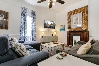 Image de Uptown Spacious 4bd/3ba with Historic Charm