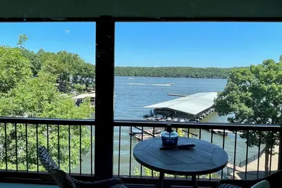 Image de Stunning Lake Views, Quite Luxury Finishes, Delightful Details, No Stairs Entry
