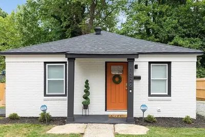 Image de Art Deco Inspired Bungalow| 7 mins from Uptown|Patio