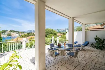 Image de Apartments & Rooms Mara & Petrunjela - Two Bedroom Apartment with Terrace and Sea View