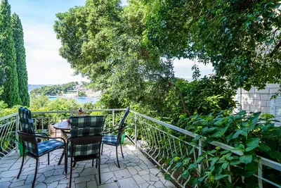 Image de Apartments & Rooms Mara & Petrunjela - One Bedroom Apartment with Terrace and Sea View