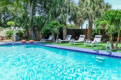 Image de Tropical Oasis - Heated Pool - Hot Tub - Downtown and Beaches