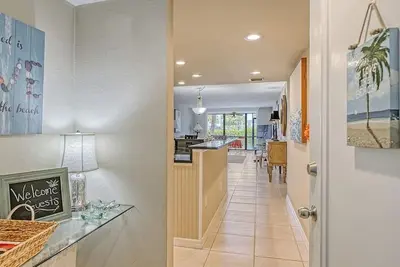 Image de Sandy Feet Retreat · Walk Across St to Siesta Key Beach Sharp 2/2 Pool!
