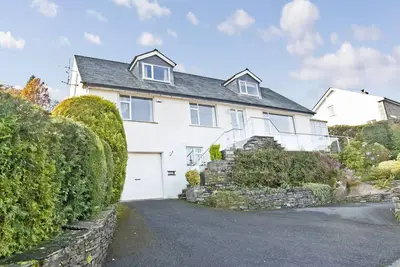 Image de Hilltop - spacious village cottage with incredible mountain views