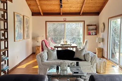 Image de Serene and Secluded Ocean Retreat! Ideal location!