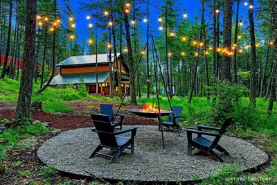Image de New! Big Mountain Basecamp, 4 Bed / 3 Bath w/ Private Hot Tub & Great Fire Pit!