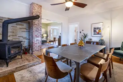 Image de Spacious home steps from Main St and Shenandoah Np with firepit & large backyard