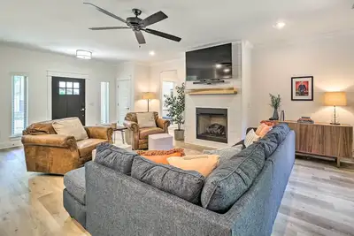 Image de New Everything! Comfy Home w/ Deck & Trail Access!