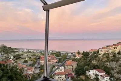 Image de Historic Old Town Home -Sea View in Each Rm - Walk to Beach - Balcony & Terrace