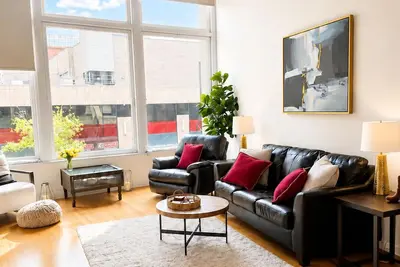 Image de Nouvelle Annonce : Charmant loft 2 pièces avec 2 salles de bains au cœur du centre-ville. À 5 minutes à pied du Centre des congrès