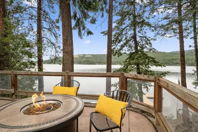 Image de Beautiful Liberty Lake Waterfront House
