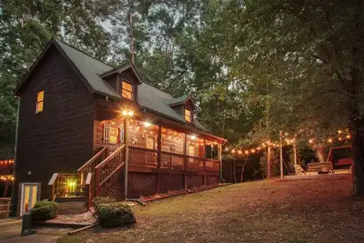 Image de Orchard House - 4br/3. 5b ✔Hot Tub✔ Pet Friendly✔ Firepit✔ Grill✔ Gameroom✔
