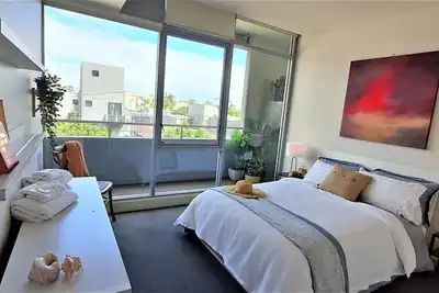 Image de A beautiful, resort style apartment only mts to the beach in Port Melbourne!