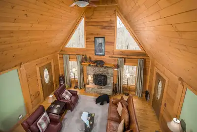 Image de Sleeps 13, Hot Tub, Game Room, River Access, Close to Slopes, App State, Downtown