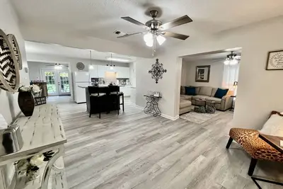 Image de Spacious House. Minutes to Beach, Casino, Aquarium