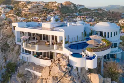 Image de Expansive Cliffside Villa with Panoramic Ocean View, Sauna, Pool & Jacuzzi. Daily Butler Included