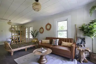Image de Bungalow style home - 10 min walk to beach!