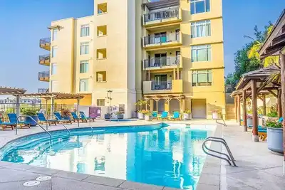 Image de 3 Min Walk to Beach - Poolside - Gym - Gated Resort-Style Condo at Oceanside