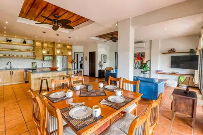 Image de Upscale getaway on ocean-view property - pool, outdoor kitchen, and fast Wifi