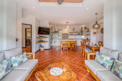 Image de Upscale retreat on ocean-view property - pool, outdoor kitchen, and fast Wifi