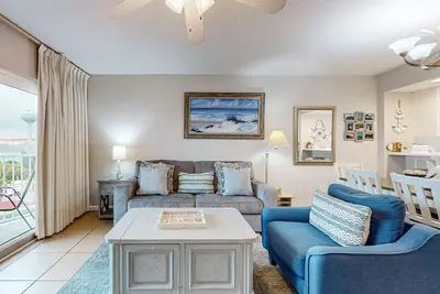 Image de Fourth-floor condo with partial Gulf views, WiFi, balcony, pool & tennis